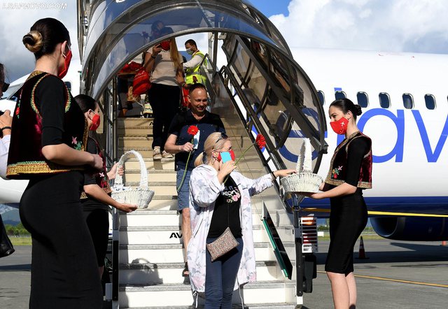 Pas tre muajsh charter-i i parë me turistë ulet në Rinas, shihni masat e sigurisë në aeroport aeroport 4
