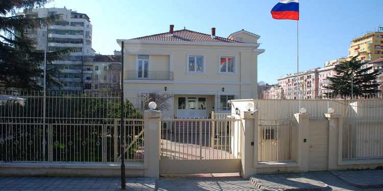 Shqipëria shpalli “non grata” diplomatin, reagon Rusia: Tirana bëri 2 shkelje ambasada ruse 1 750x375 1