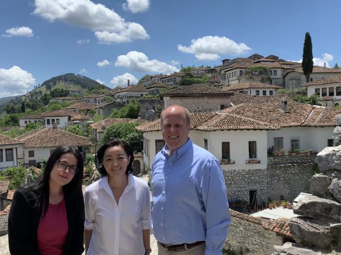 “Sytë me lot” / Ambasadorja Kim viziton Beratin: Qytet magjepsës, guida të mrekullueshme ambasadorja amerikane kim