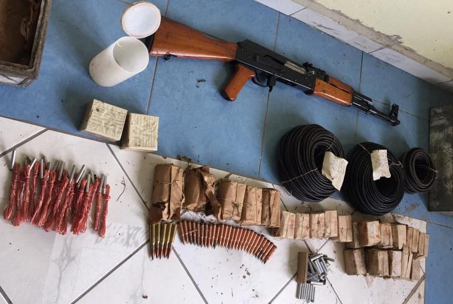 Policia arreston 56-vjeçarin në Bulqizë, i gjeti në banesë një arsenal armësh luftarake arme
