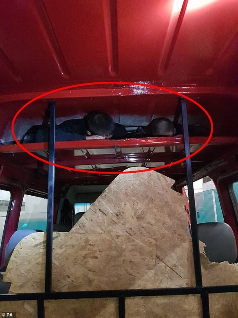 Ja ku fshihen shqiptarët për të shkuar në Angli 1 auto traf11591891097 768x1024 1