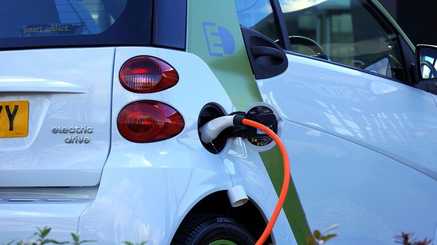Ilir Beqaj kërkesë qeverisë: Paralelisht me lehtësitë fiskale për automjetet elektrike, të fillojë ngritja e pikave të karikimit auto vetura elektrike1551106778