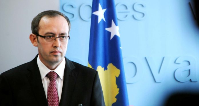 Hoti bojkoton takimin me Vuçiç në SHBA, kthehet në Prishtinë avdullah hoti premier kosovo 696x370 1