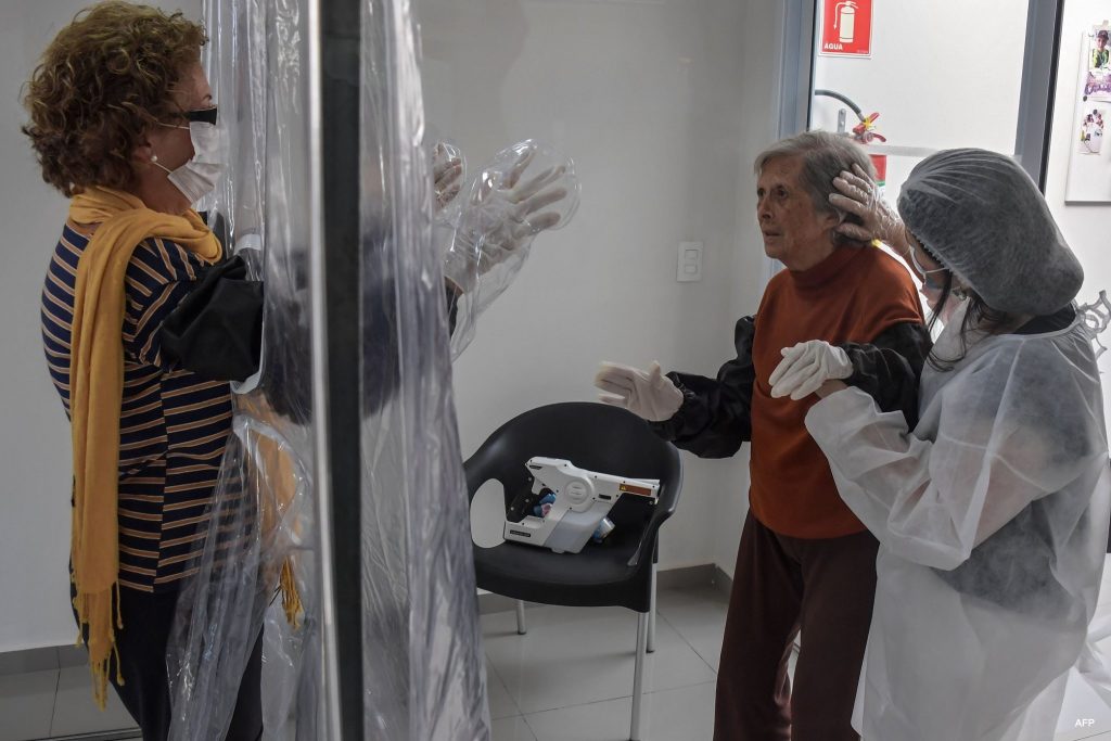 COVID-19/ Momentet prekëse, të afërmit përqafohen përmes një perdeje plastike (foto) 2 brazil