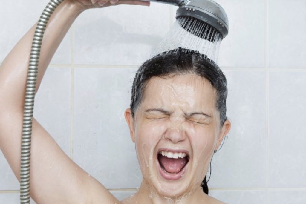 Arsyet pse duhet të bëni dush të ftohtë cold shower.001