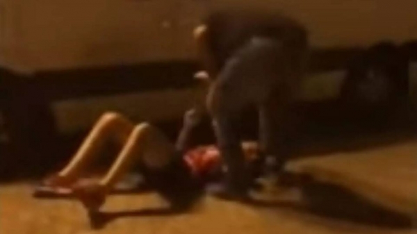 E kapi për flokësh dhe e shtriu përtokë, 12-vjeçari shqiptar dhunohet nga babai grek i shokut të klasës ec592b52e3dc938eb86fda0eaa9ffec4 L