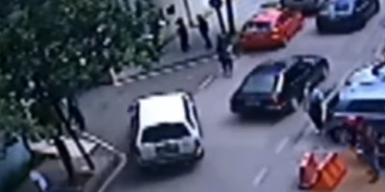 VIDEO / Momenti kur i riu çan derën e policisë në Elbasan elbasan 750x375 1