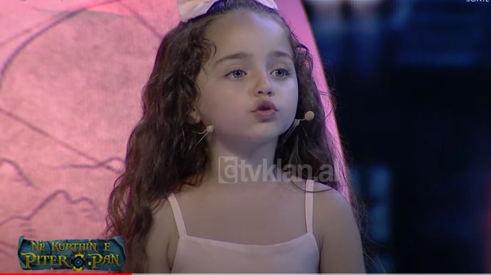 Emel vë në siklet Ronelën: Në çdo kërcim tund byçën, unë të kopjoj, por mami më bërtet emel