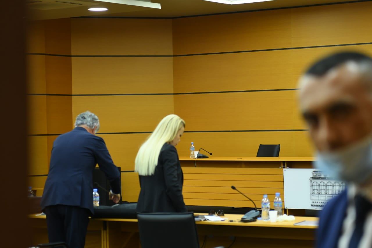 Nuk shkoi siç duhet/ Fatmira Hajdari e përlotur para komisionit, ja momentet kur del nga salla (fotot) 3 fatmira hajdari5 veting