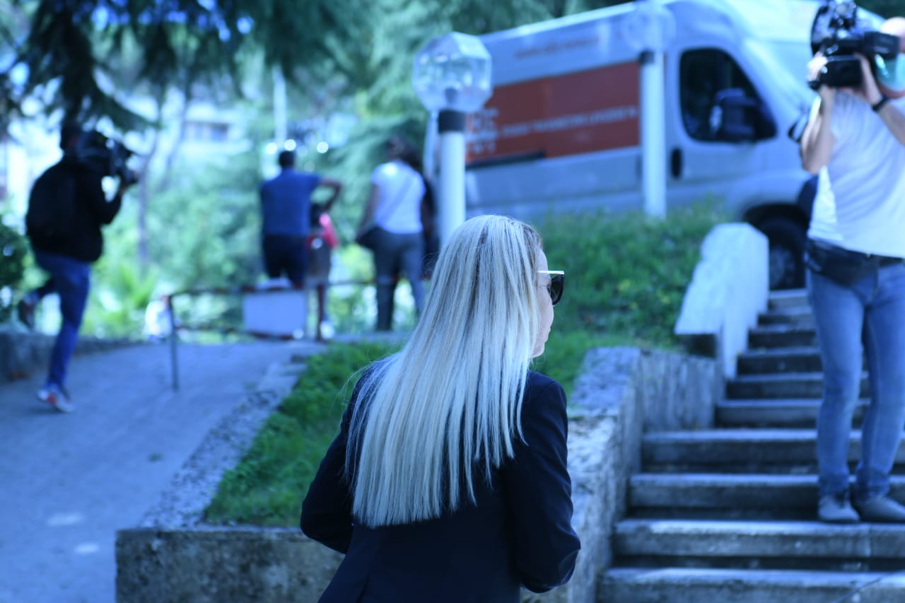 Nuk shkoi siç duhet/ Fatmira Hajdari e përlotur para komisionit, ja momentet kur del nga salla (fotot) 4 fatmira hajdari6