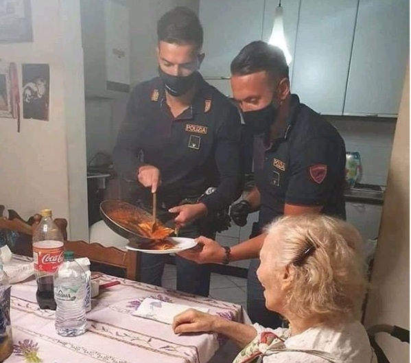 Policët surprizojnë 87-vjeçaren e vetmuar në shtëpi, shkojnë dhe i gatuajnë darkën firence policia ravioli
