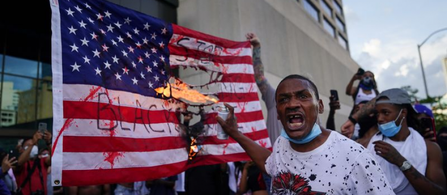 Trump kërkon ligj për burgosjen e protestuesve që djegin flamurin amerikan flag 1 905x395 1
