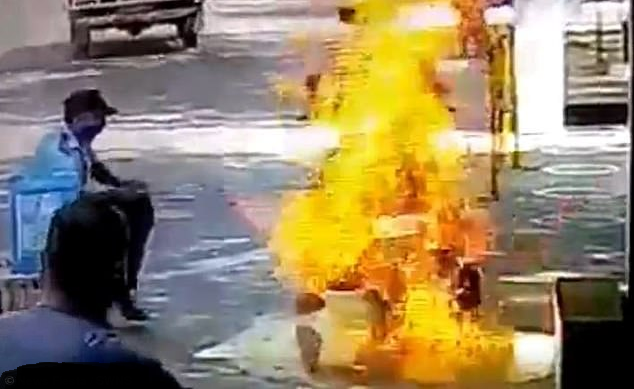 Polici e spërkat me dezinfektues anti-covid, merr flakë burri me motor flake