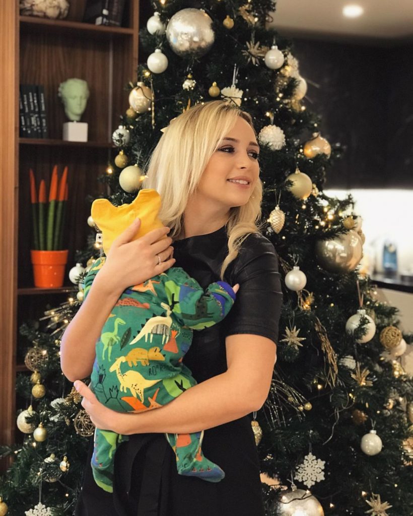 Djalit të Gaz Pajës dhe Irës i dolën kicat e parë dhe mami s’përmbajti dot veten nga gëzimi 1 ira