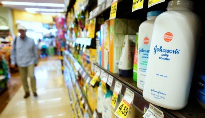 E pabesueshme/ ”Johnson & Johnson” gjobitet 2,1 miliardë dollarë për produkte të dëmshme johnson pudert 696x401 1