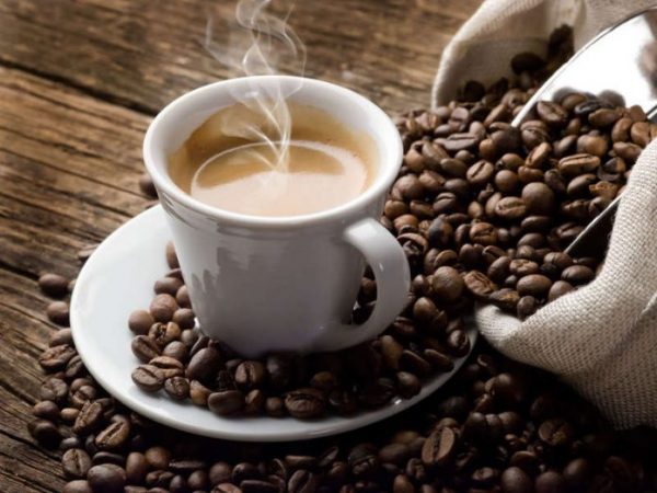 Rritet ndjeshëm konsumi i pijeve energjike, kafesë e pijeve alkoolike në vend kafe 696x522 600x450 1
