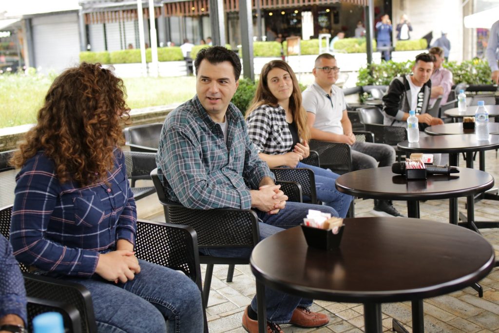 Basha kafe me studentët: 100 % bursë për studentët që familjet e tyre kanë më pak se 64 mijë lek të ardhura në muaj kafe studente basha