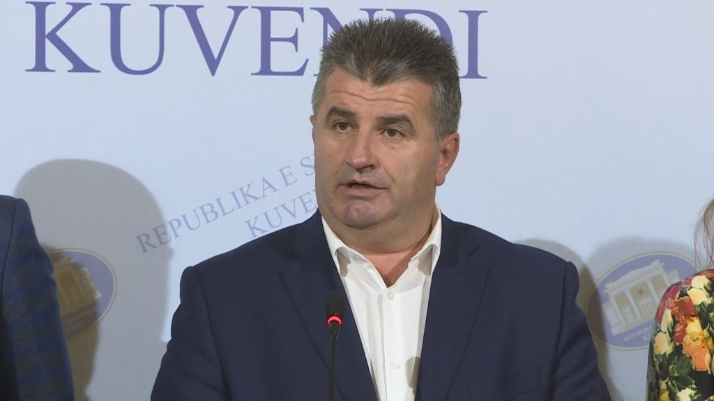Skandali i trafikimit të arabëve në Shqipëri, bashkëshortja e deputetit Korab Lita mes zyrtarëve të Migracionit të ndaluar nga Policia korab lita