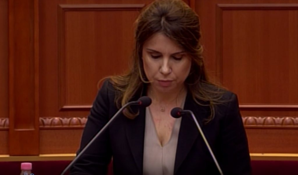 Kryetarja e KLGJ nuk kupton shkrimin, Ruçi: Ralf Gjoni e ka bërë?…-VIDEO llagami