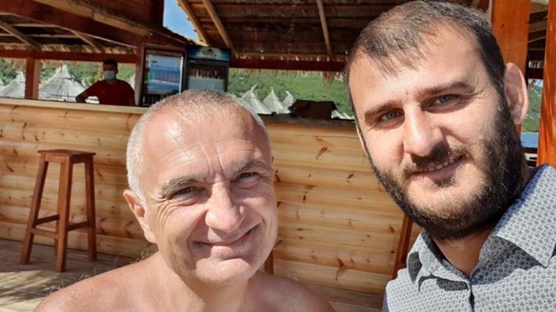 Meta nis plazhin, publikon foton gjysmë i zhveshur meta 3