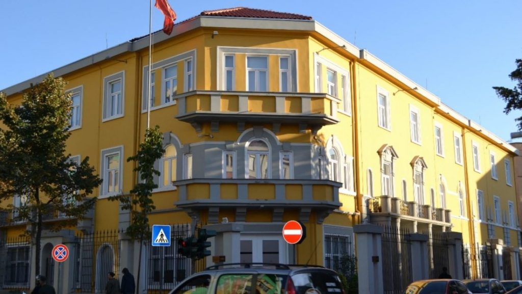 ‘Turi’/ Ministria e Arsimit tërhiqet pas protestës së maturantëve: Do të konsiderojmë heqjen nga vlerësimi të… ministria 1100x620 1