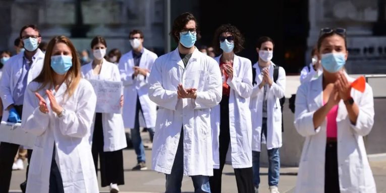 Doktorët në Itali: Virusi klinikisht nuk ekziston më, e ka humbur rrezikshmërinë. ‘Vala e dytë’ është një frikë e panevojshme mjeke