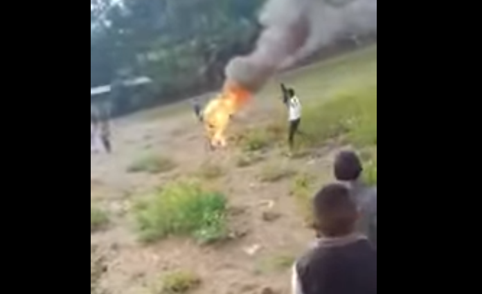 Video shqetësuese/ Banorët djegin të gjallë mjekun, e akuzonin për magji mjeku digjet