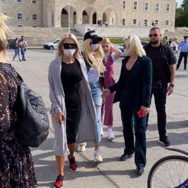 Nga kush frikësohet Luana Vjollca? Moderatorja angazhon truprojën, e mori me vete edhe në protestë 1 motrat vjollca bodigard