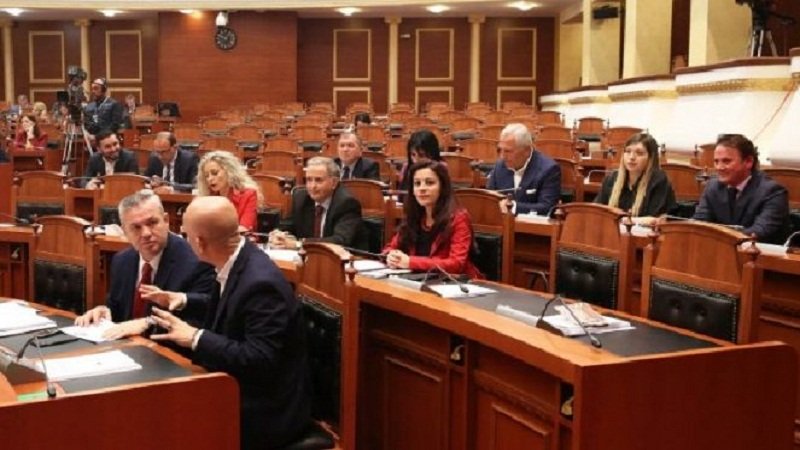 Ndryshimet në Kushtetutë/ “Tradhëton” Balli Kombëtar , 2 deputetë tërheqin firmat nga nisma, ja aryseja opozita parlamentare 663x376 1