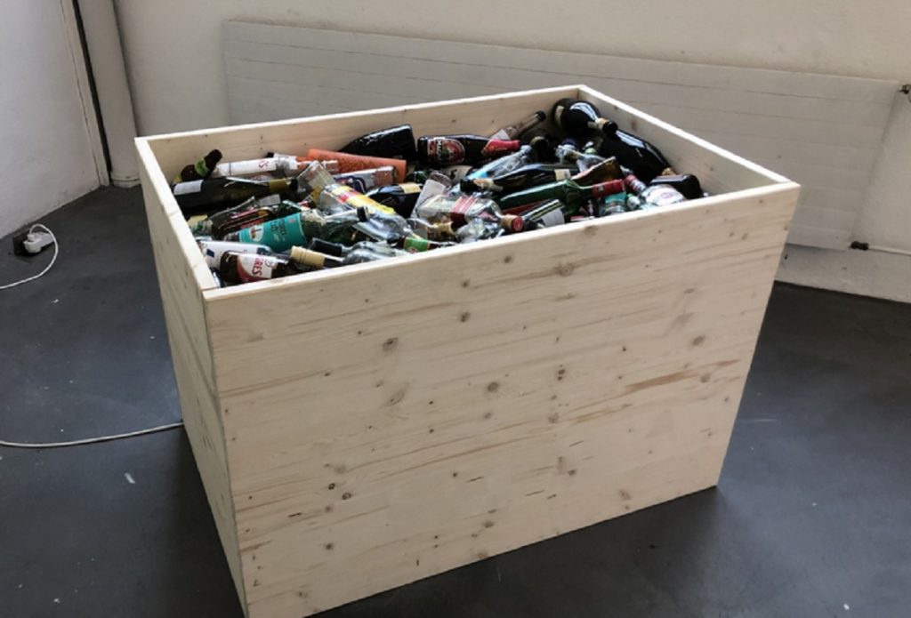 Kur arti “parashikon” krizën, instalacioni “Festa mbaroi” e Niku Alex Muçaj për shoqërinë globale në krizë party is over