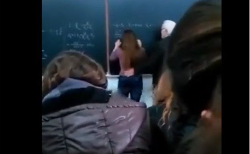 Video / Pedagogu prek studenten teksa i shpjegon ushtrimin në dërrasë pedagogu 659x405 1 1