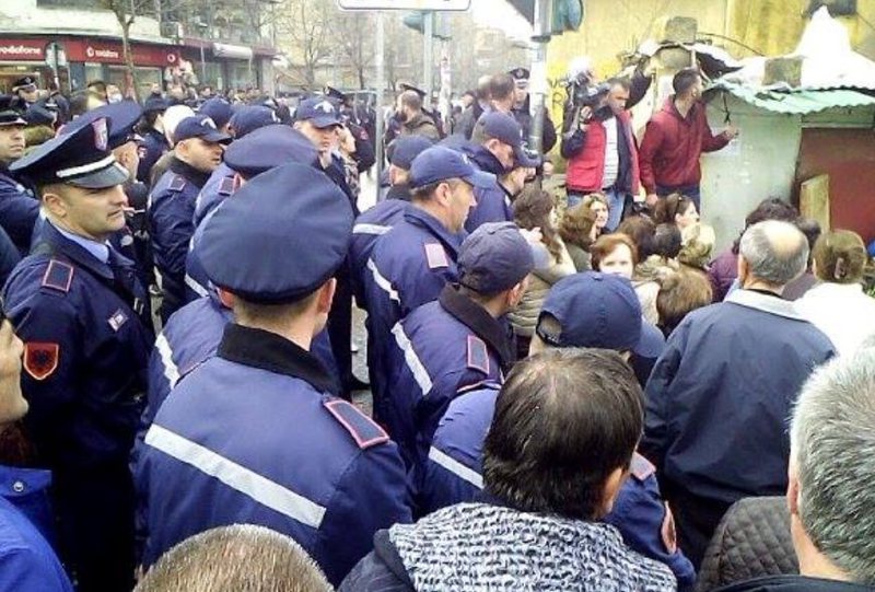 Tensione në Vorë, protestuesit tentojnë të hyjnë me forcë në Bashki, përplasje të forta me uniformat blu perplasje policia