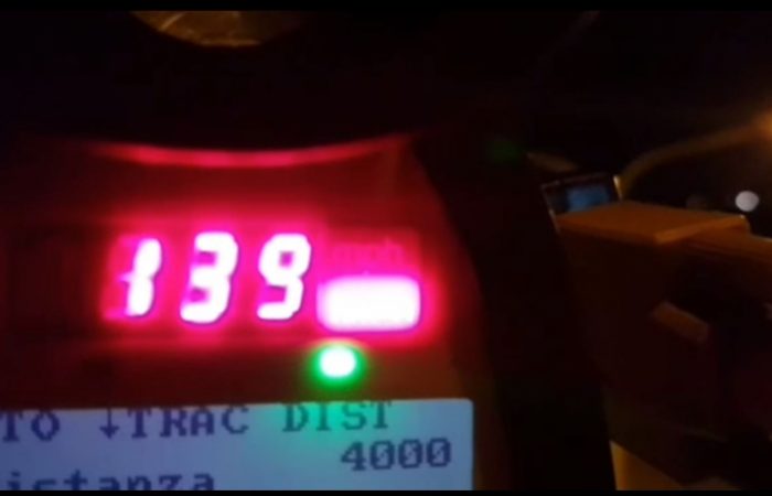 Me shpejtësi ‘rrufe’, policia iu heq patentat 9 shoferëve në aksin Tiranë-Elbasan policia 1 700x450 1