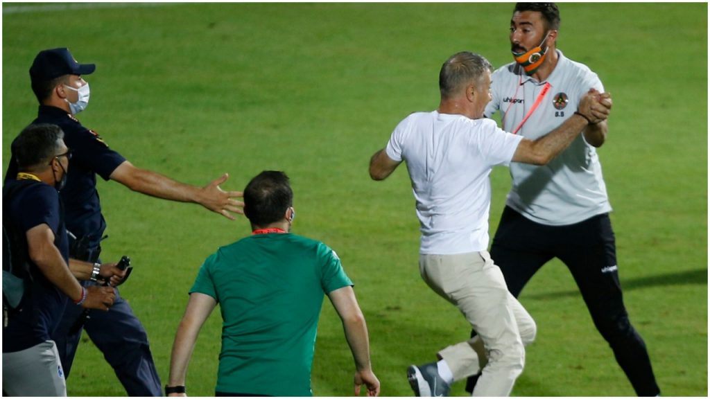 VIDEO/ Presidenti i Trabzonspor sherr në fushat e blerta presidentii