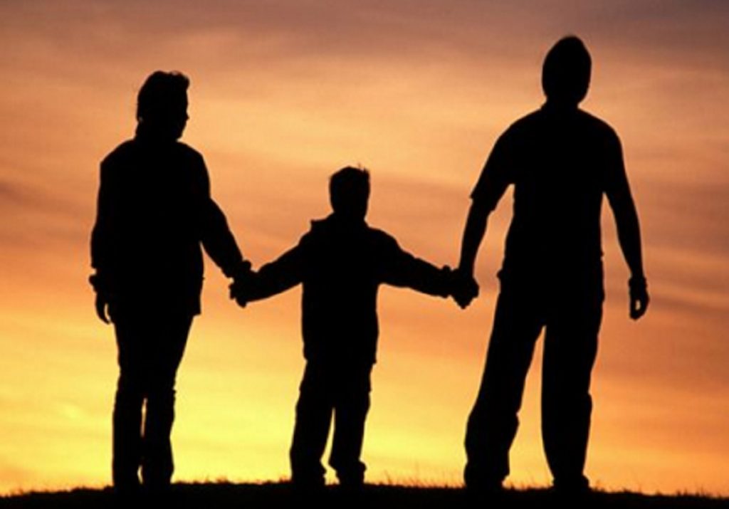 Si duhet të sillemi me të vegjlit tanë? Marrëdhëniet prind – fëmijë prind femije