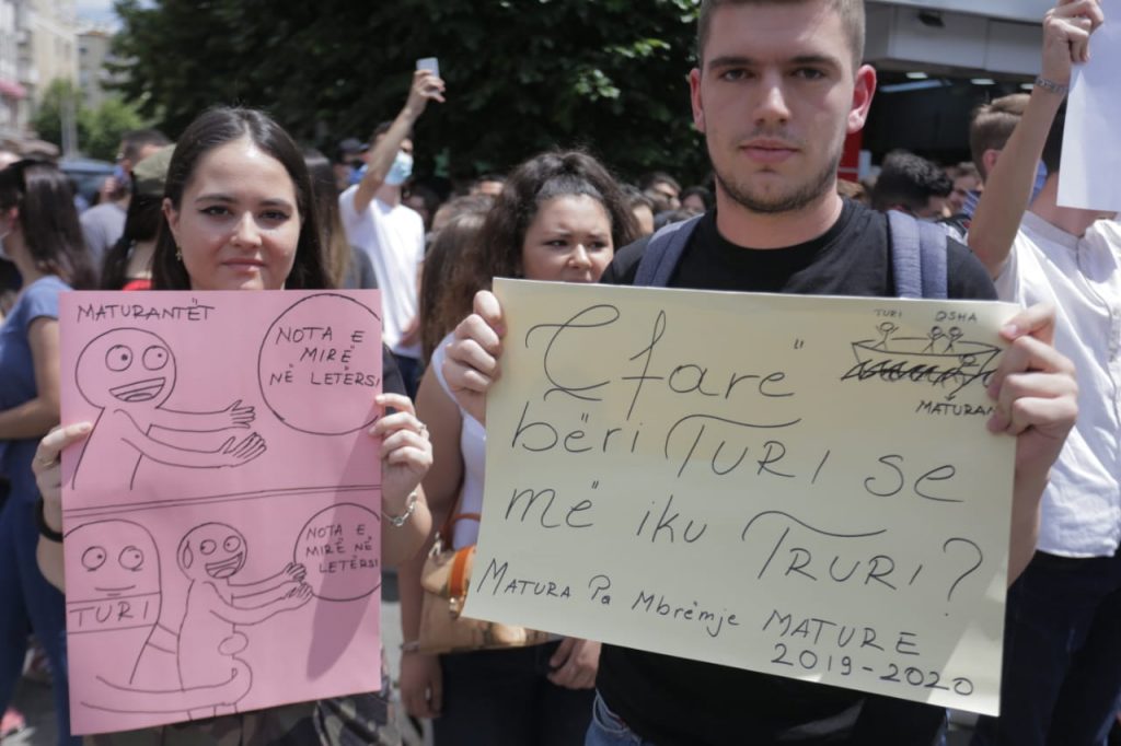 “Çfarë bëri Turi, se më iku truri…!”, kjo është pyetja që revoltoi studentët në testin e Letërsisë protesta provim mature letersi 2