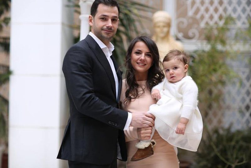 “Ua sa i bukur qenka”, Rudina Hajdari flet për njohjen me bashkëshortin: Isha 16 vjeçe, mami e pëlqeu shumë rudina femija
