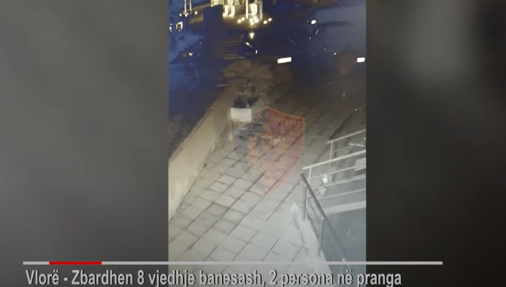 PUBLIKOHET VIDEO/ Të qetë dhe me duart në xhepa! Arrestohen dy hajdutët vlonjatë që bënë kërdinë në banesa gjatë kohës së karantinës sdsadsad