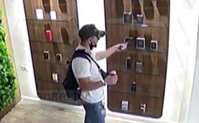 Publikohet video: Sirianët vjedhin në mes të ditës dyqanin e parfumeve në Tiranë siriane