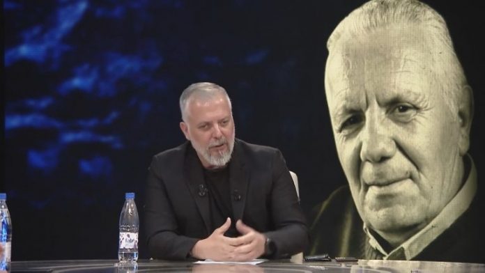 VIDEO/ I përlotur dhe me zërin e dridhur, momenti kur Sokol Balla jep live lajmin e hidhur për të atin sokoli 768x432 1 696x392 1