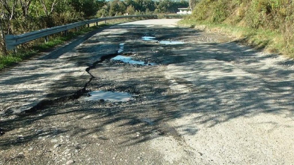 Mat/ 11 vjet më parë u premtua “Koridori i Matit”, ndërkohë tani rruga është në gjendje kritike (Foto) 1 ura