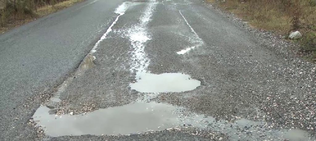 Mat/ 11 vjet më parë u premtua “Koridori i Matit”, ndërkohë tani rruga është në gjendje kritike (Foto) 2 urake