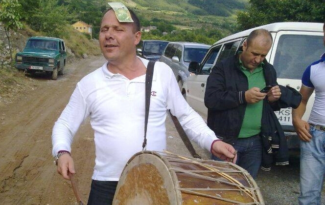 Deputeti “thumbon” Xhelal Mziun: Ka ardhur me këpucë me baltë, tani lëviz me makinë “Maybach” 200 mijë euro xhelal mziu