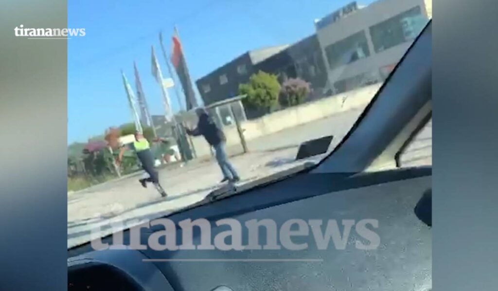 Tentoi të largohej nga vendngjarja pasi bëri aksident me motor, policët e shoqërojnë me shqelma 11 4