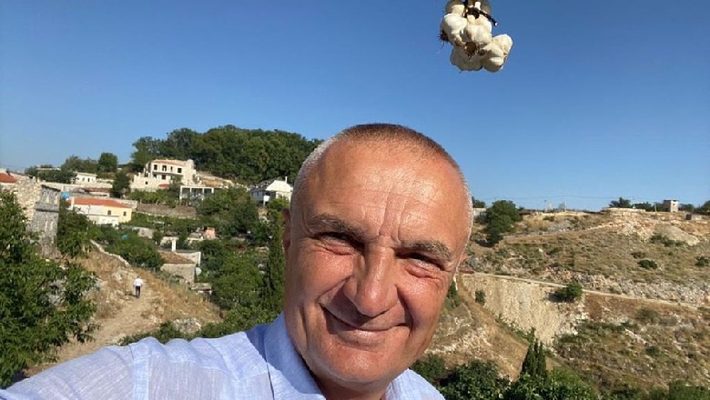 Presidenti Meta i lumtur për pushimet e tij, poston foto me hudhër sipër kokës 1597508224 ilirmeta