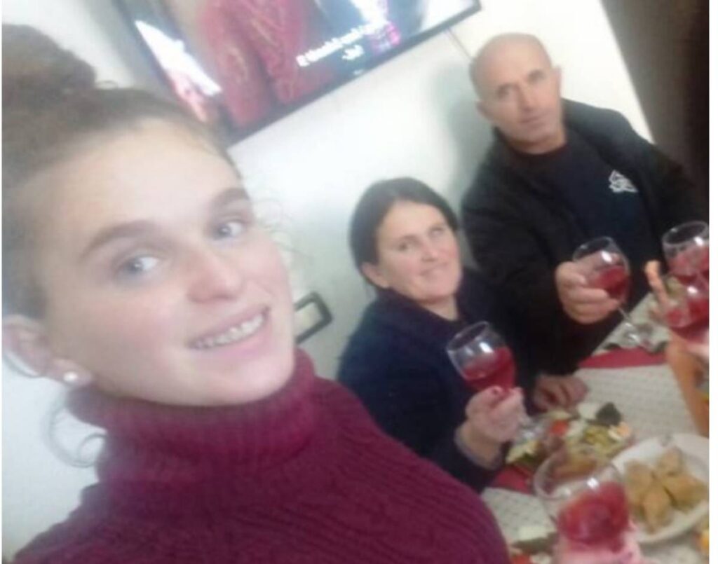 Flet babai i 17-vjeçares që u gjet e mbytur dje në Velipojë: Indrit Bajraktarin e kam njeri të familjes 17 vjecarja