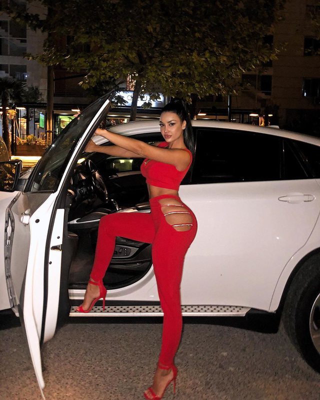 Juristja seksi shqiptare: Fotot hot m’i kërkon puna 3 3 3