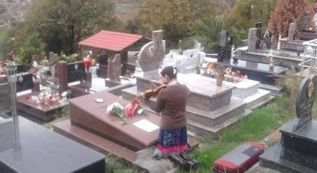 Pamjet që po “thyejnë” rrjetin/ Shqiptarja vjen nga Italia dhe luan me violinë tek varri i nënës 640 0 5f494647902b4