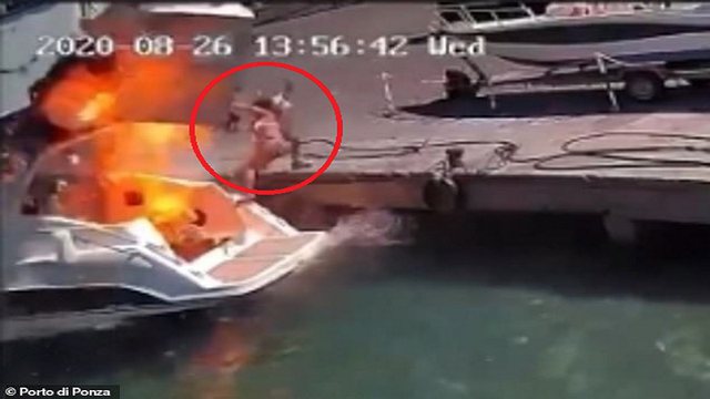 Momente tmerri/ Jahti shpërthen në flakë, gruaja “fluturon” në ajër, ndërsa burri… (video) 640 0 5f495513745a6