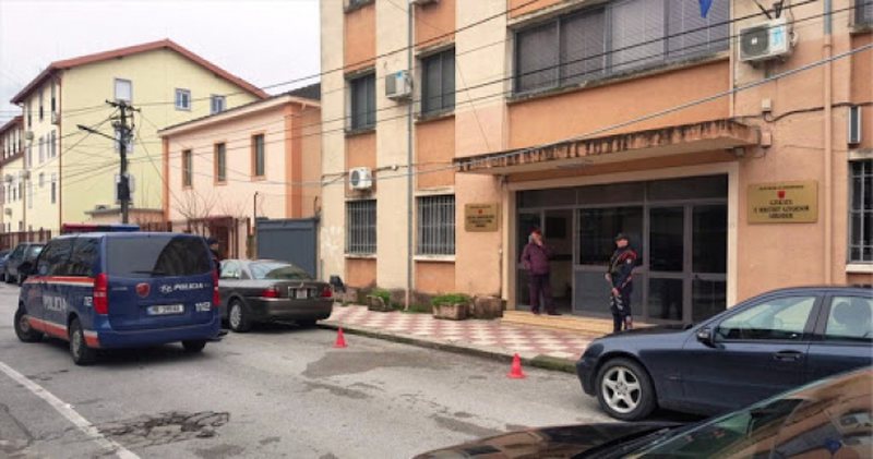 Çfarë po ndodh në Gjykatën e Shkodrës? Plas sherri keq, banorët hyjnë me dhunë në godinë, polici nxirret jashtë me forcë 800 0 5f294ff5b2f96